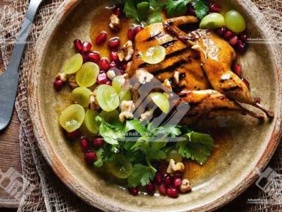 بلدرچین با سالاد انگور و انار