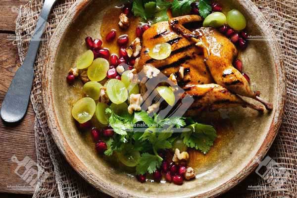 بلدرچین با سالاد انگور و انار