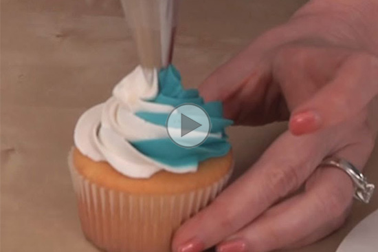 چگونه دو رنگ کرم بر روی کاپ کیک پایپ نماییم؟