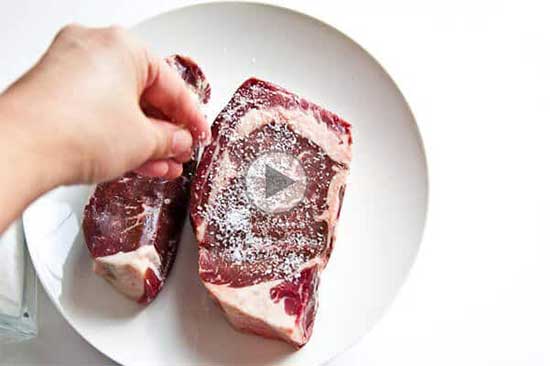 چگونه غذا را با نمک چاشنی بزنیم؟