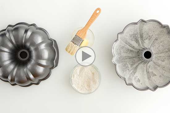 چگونه قالب کیک را چرب و آردپاشی کنیم