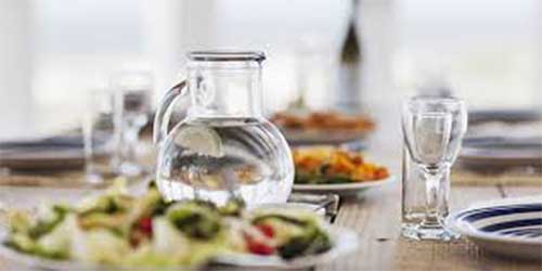 چرا نباید بلافاصله پیش و پس از غذا آب نوشید؟ چرا نباید بلافاصله پیش و پس از غذا آب نوشید؟