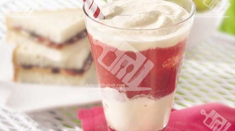 میلک شیک توت فرنگی لایه ای
