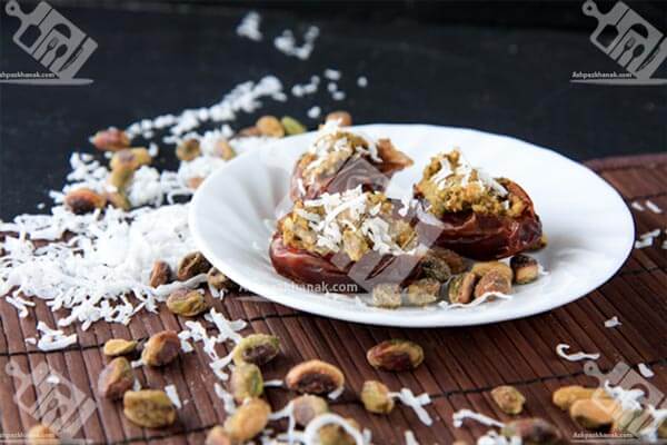خرمای شکم پر با پسته و نارگیل