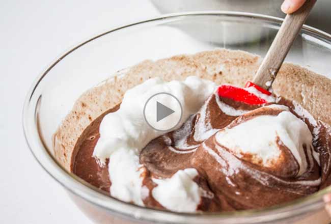 چگونه سفیده تخم مرغ را به خمیر کیک اضافه کنیم؟ (فولد کردن)