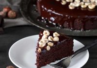 کیک شکلاتی و فندوق